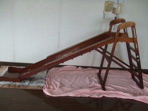 Wooden sliding platform sliding plate It is a used item with a landing plate.