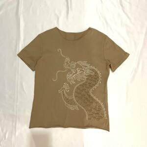 Vivienne Tam Vivi Tum Dragon Dragon Dragon Tops Cut Sew T -shirt Light Brown Embroidery