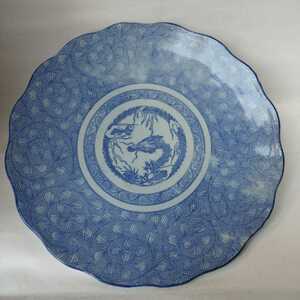 Free ★shipping V-AA08ix.[Dyed seal platter ★] Flower flower shape ★ in the center of the dragon diagram and scale pattern ★ wrapped around it without a box ★ [There is a glaze jump, etc.]