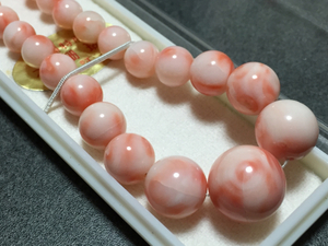 This coral 33.0g round ball necklace