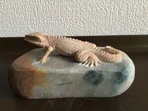 ★ Super real, large lizard -hand carved integrated in antique natural stones ★ Unused objects, paper weights