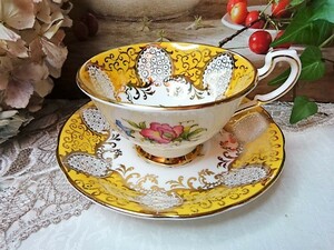 [Palagon] York Yellow Color and Golden Decoration, Sweet Pipie Flower pattern ★ Vintage Cup and Saucer ★ Super Rea Beauty