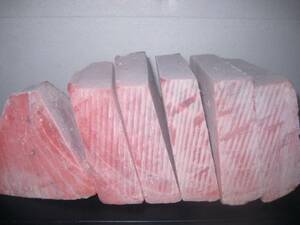 [Special price with reason] Commercial aquaculture tuna (Malta) medium toro block terminal 1190g ★ 1 block (cut to 6 saku) There is a little blood clot