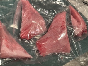 ** This tuna -like Kamatro bone, skinless skin like luxury marbled meat. This tuna marbled Kamatro 400g **