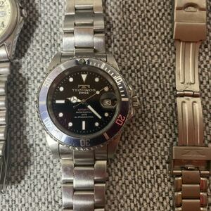 Various valuable watches and ordinary clocks