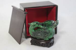 Free shipping ★ OKA39 [Ball stone figurine] Green stone ★ jade? ★ Small figurines between birds and flowers ★ China? ★ With wooden table ★ Inspirated box ★