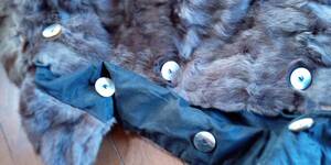 It is a sale of only the shell buttons on the 100,000 mink ladies coats, but the fur mink will be sent together for 1,000 yen..