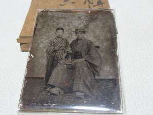 ■ With rare beautiful goods with wooden boxes in 1883 (Meiji 16)! Glass plate wet plate photo "Ito -san and Nakagawa -san" Nagoya Park Photo Studio 79mm long, 58mm wide, 2mm thick