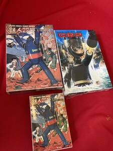 Tetsujin No. 28 and 2 sets of small giant robot