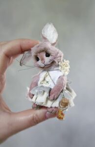 Handmade stuffed rabbits of popular overseas writers