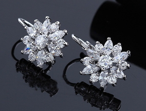 Glitter ★ AAA Zirconia Diamond Floral Pattern Earrings Both ears ☆ Silver